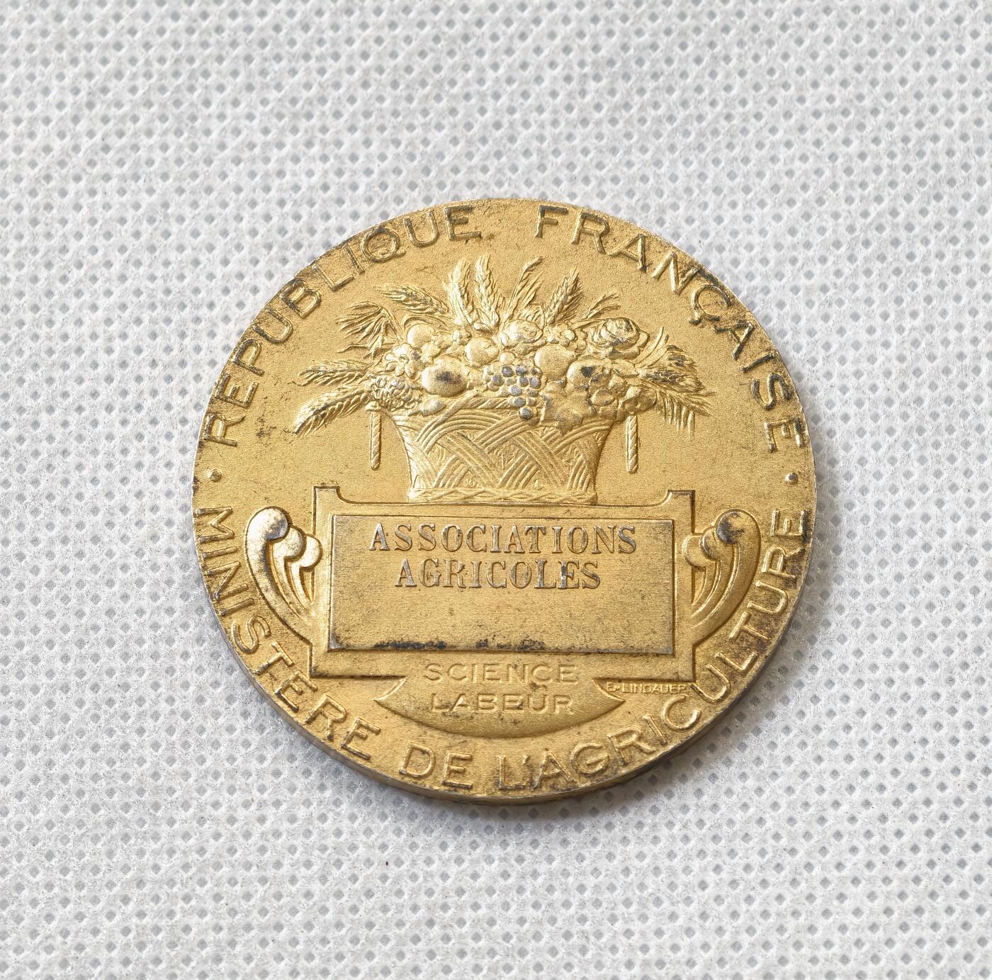 甄臻铺-世界币章拍卖（第55期），3月28日甄品场（直播拍卖）拍品征集中，送拍享返佣金等优惠多多