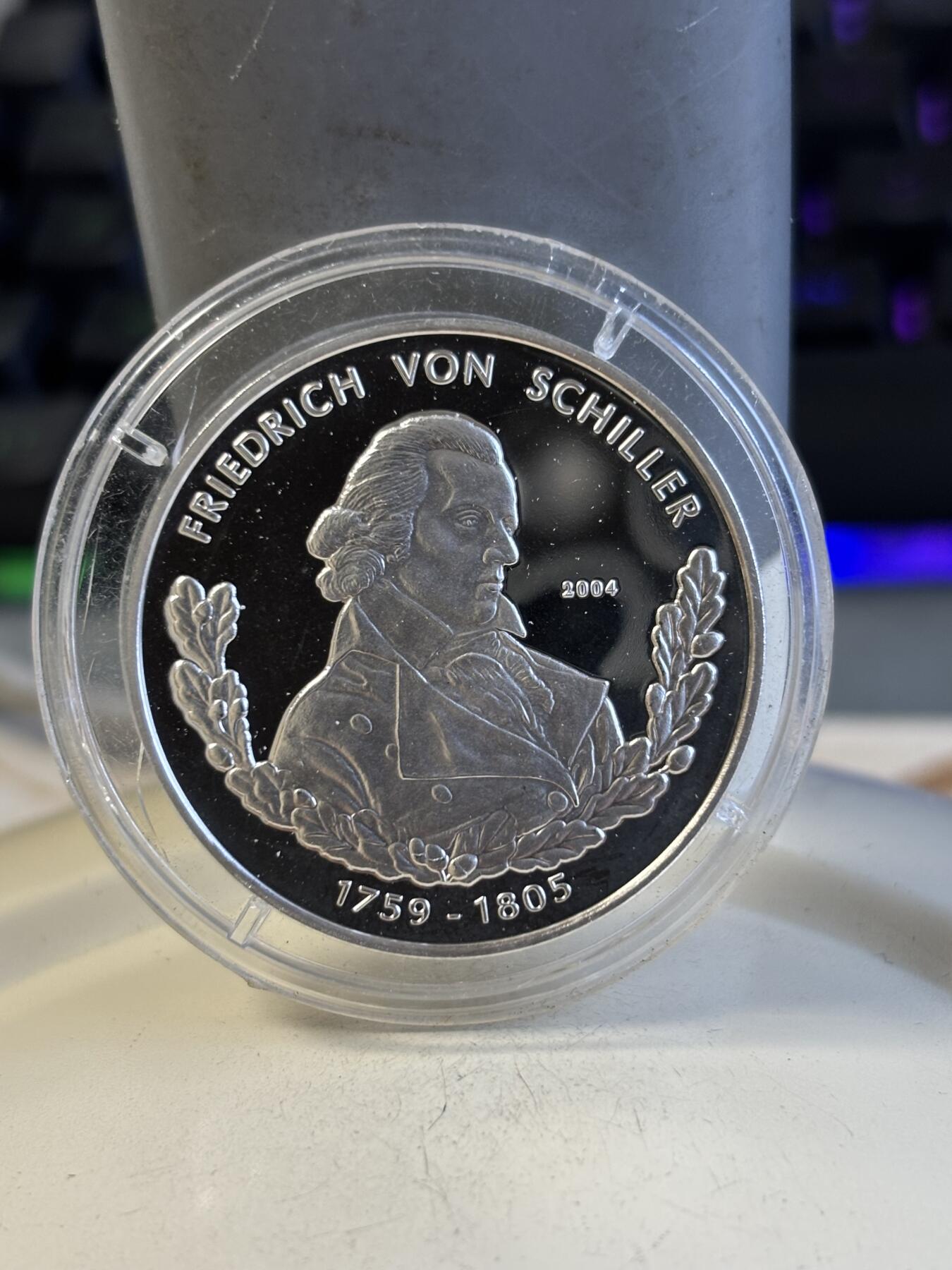 第194期拍卖 多哥2004年历史人物弗里德里希·冯·精制纪念银币，999银，15克，发行5000枚，塑料盒有裂痕，币有白斑，