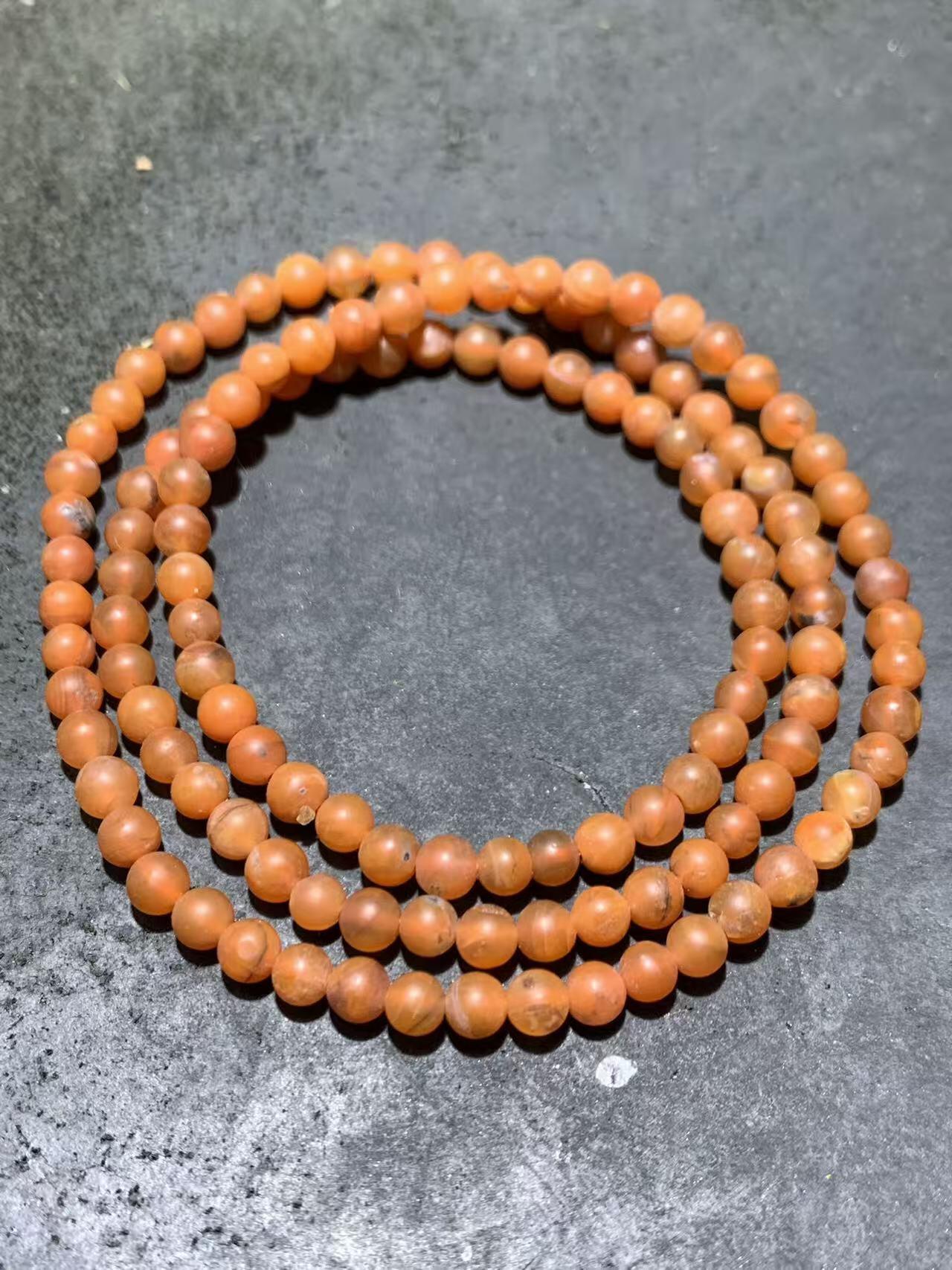 保山南红亚光多圈手串一条，