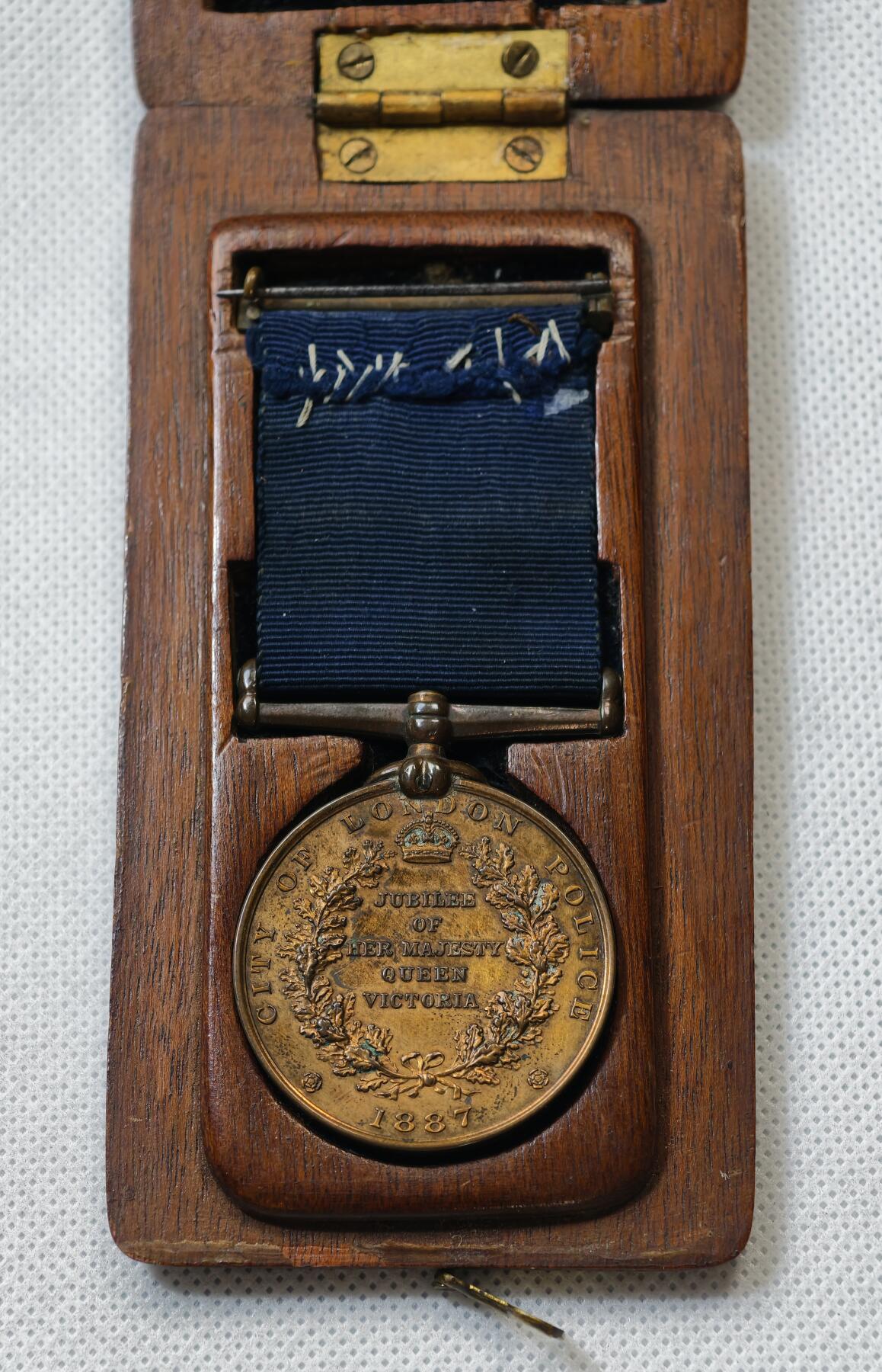 甄臻铺-世界币章拍卖（第55期），3月28日甄品场（直播拍卖）拍品征集中，送拍享返佣金等优惠多多 1887年伦敦警察维多利亚女王登基50周年铜质奖章原盒边带铭文五彩深打加厚高浮雕（北京保利拍卖拍得）