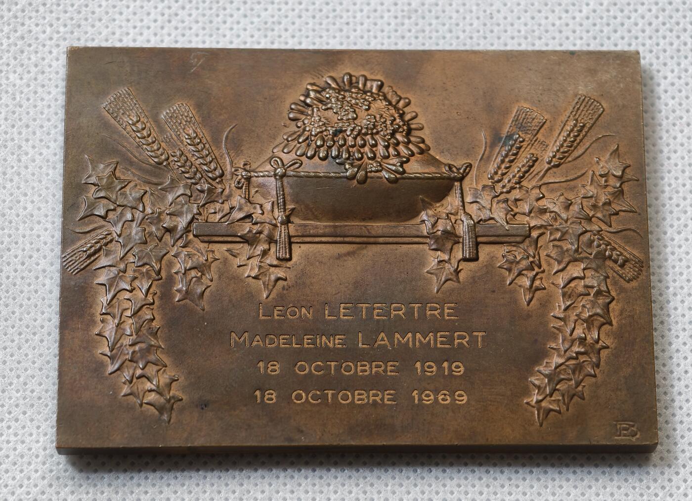 甄臻铺-世界币章拍卖（第55期），3月28日甄品场（直播拍卖）拍品征集中，送拍享返佣金等优惠多多 1969年金婚纪念章，尺寸57×79mm 重量186g。整体品相没什么问题，厚重。