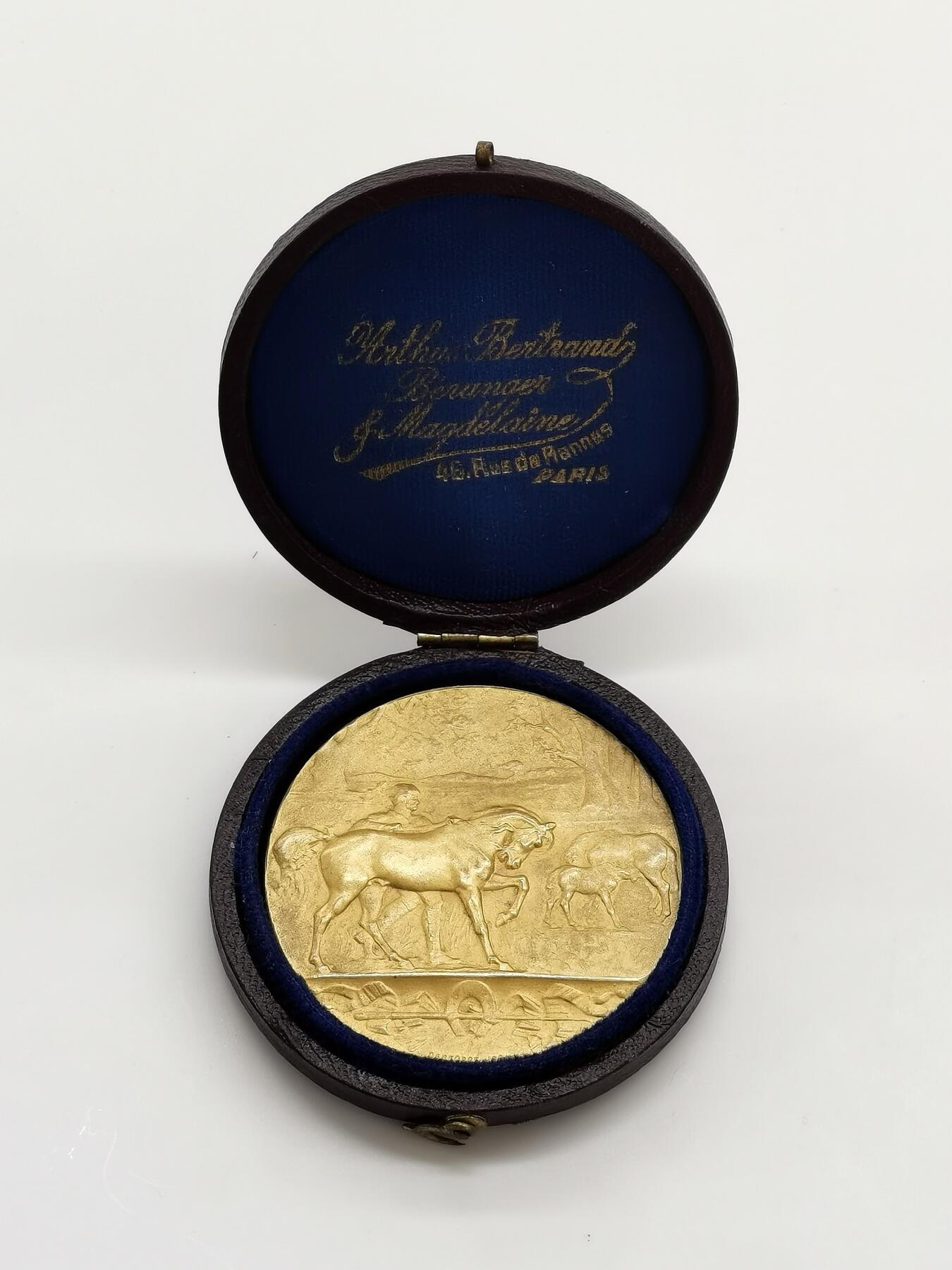 博洋堂世界钱币拍卖第165期（全场包邮） 法国1886年牧马人镀金大银章，40克，章牌大师迪·乔治手笔，丰饶角1Argent边铭，用古典学院派现实主义风格刻画了法国乡村牧马人的日常生活，带原盒