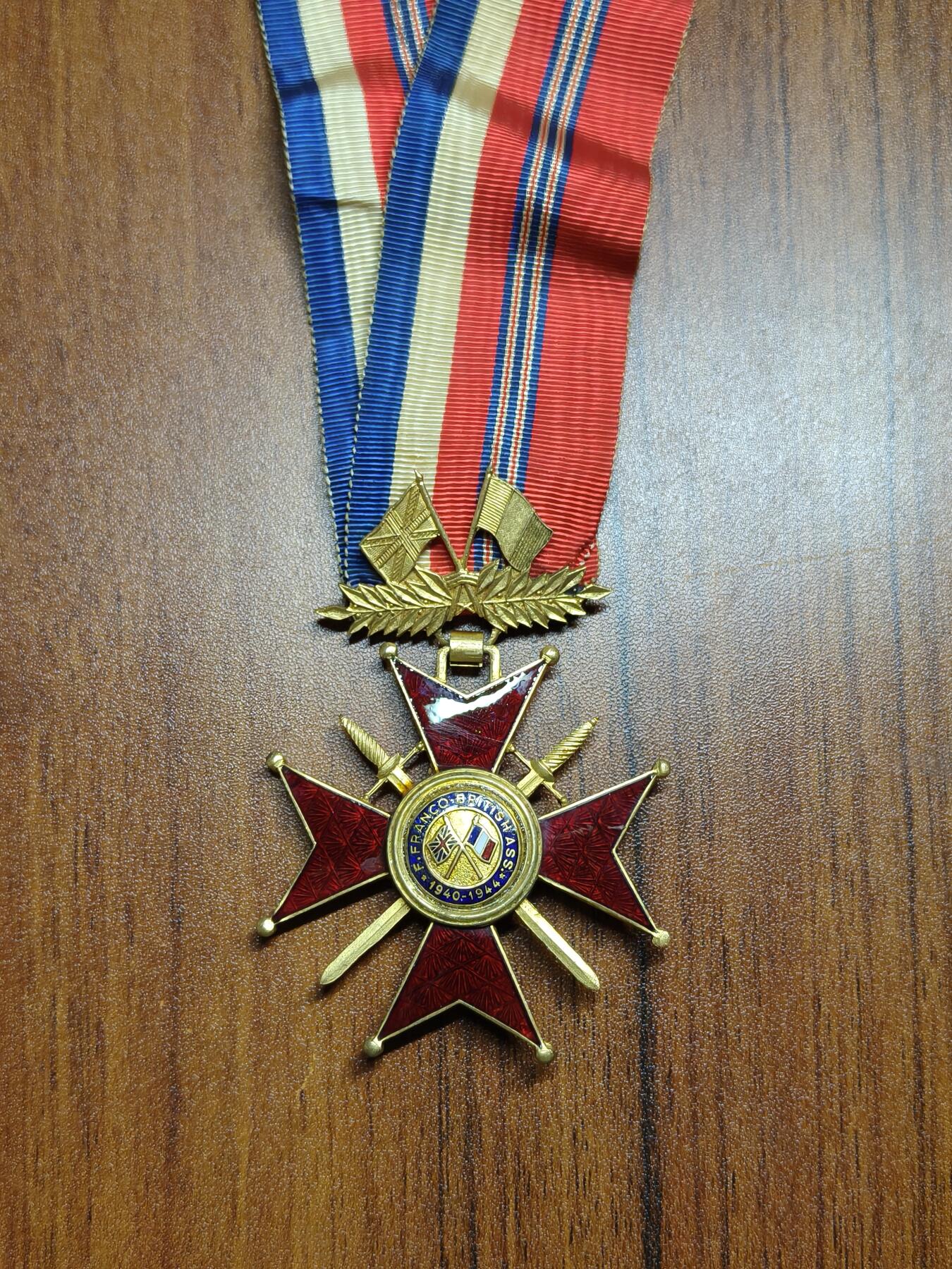 蜀地medal徽章收藏 春季精品拍场 英法友好协会 指挥官级功绩勋章 授予自由法国军队成员、法国抵抗运动成员和英国特别行动执行处（SOE）人员，以表彰参与从英国发起的抵抗纳粹侵略、直至1945年解放和盟军胜利的战役中，军人和文职人员所作出的杰出贡献。