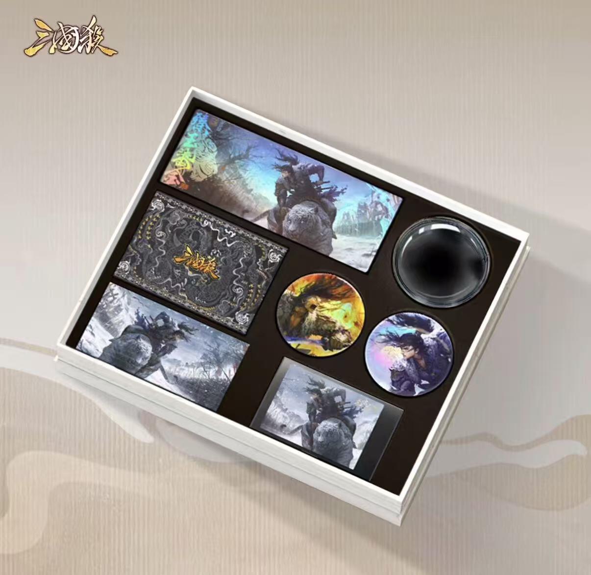 白泽卡牌限时场拍卖第1期 2024 游卡桌游 三国杀 臻玉鎏金系列-曹纯 全新未拆（徽章2枚&镭射票1张&光栅画1幅&徽章痛包1个&亚克力卡砖1块&珠光原画卡1张&三国山文创版1盒）