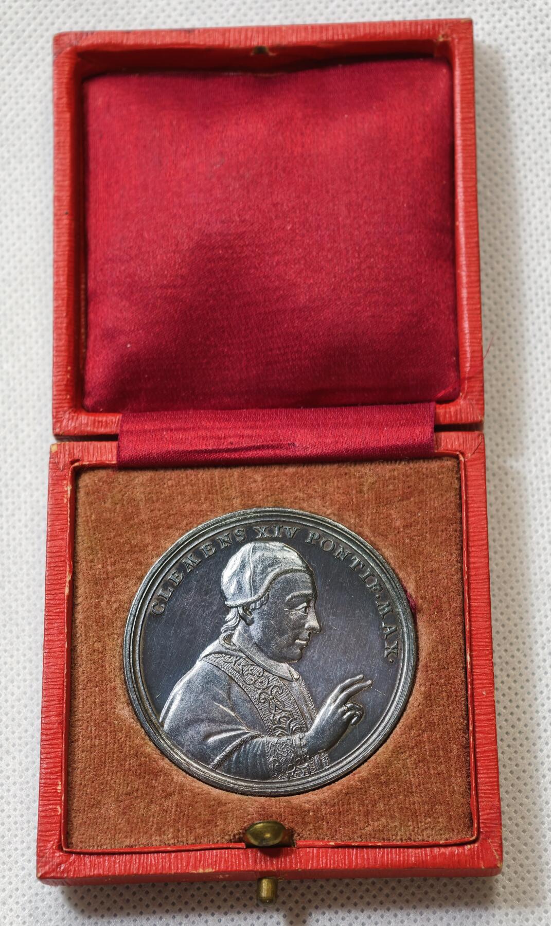 甄臻铺-世界币章拍卖（第55期），3月28日甄品场（直播拍卖）拍品征集中，送拍享返佣金等优惠多多 1783年教皇国为纪念教皇克雷芒十四世废除耶稣会银质纪念章 21.9克 44.3mm 带盒