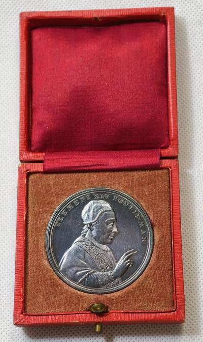 甄臻铺-世界币章拍卖（第55期），3月28日甄品场（直播拍卖）拍品征集中，送拍享返佣金等优惠多多 - 1783年教皇国为纪念教皇克雷芒十四世废除耶稣会银质纪念章 21.9克 44.3mm 带盒