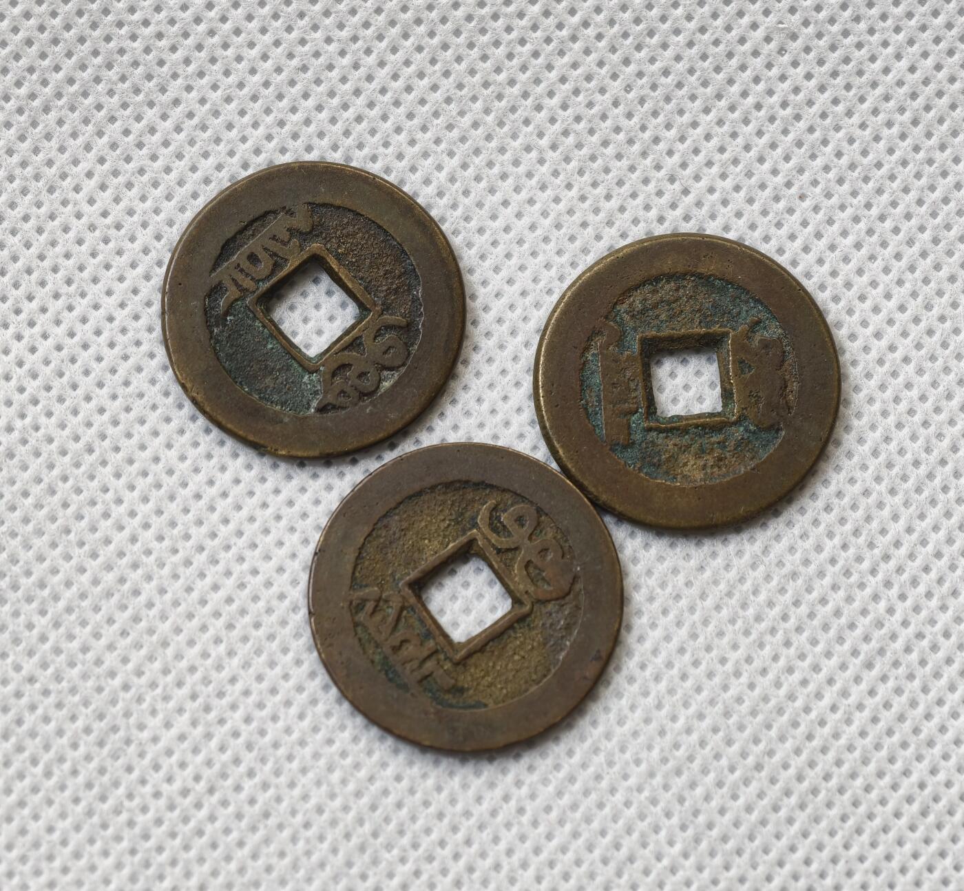 甄臻铺-世界币章拍卖（第55期），3月28日甄品场（直播拍卖）拍品征集中，送拍享返佣金等优惠多多 乾隆通宝，3枚一组