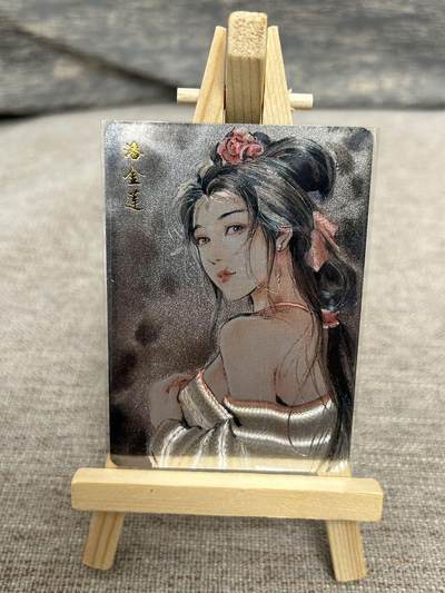 喜灰玩卡拍卖第五期，接拍品0佣金，欢迎送拍，释放现金流，让自己有资金可以购买更多喜欢的卡牌，让别的卡友能淘到更多心仪的卡牌 - 百里 港漫水浒 夏威夷老师绘 特卡 潘金莲 粗闪