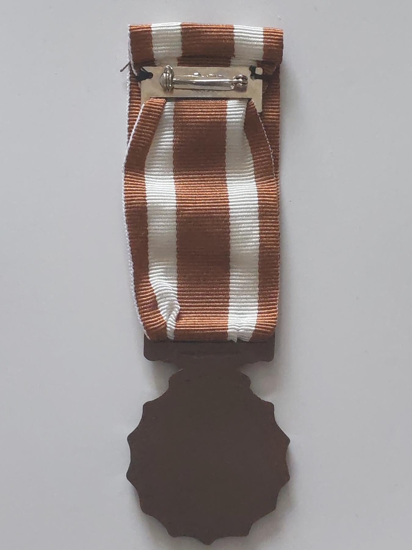 韵星假日军品类拍卖第47期 -- Rimey Holidays Militaria Auction 47 莱索托王国铜级军事服役奖章   授予为莱索托王国服役满10年且无过错的军人，作为一个国中之国，莱索托王国人口仅仅230万，军队更是少的可怜仅仅只有三千人这还是陆海空三军