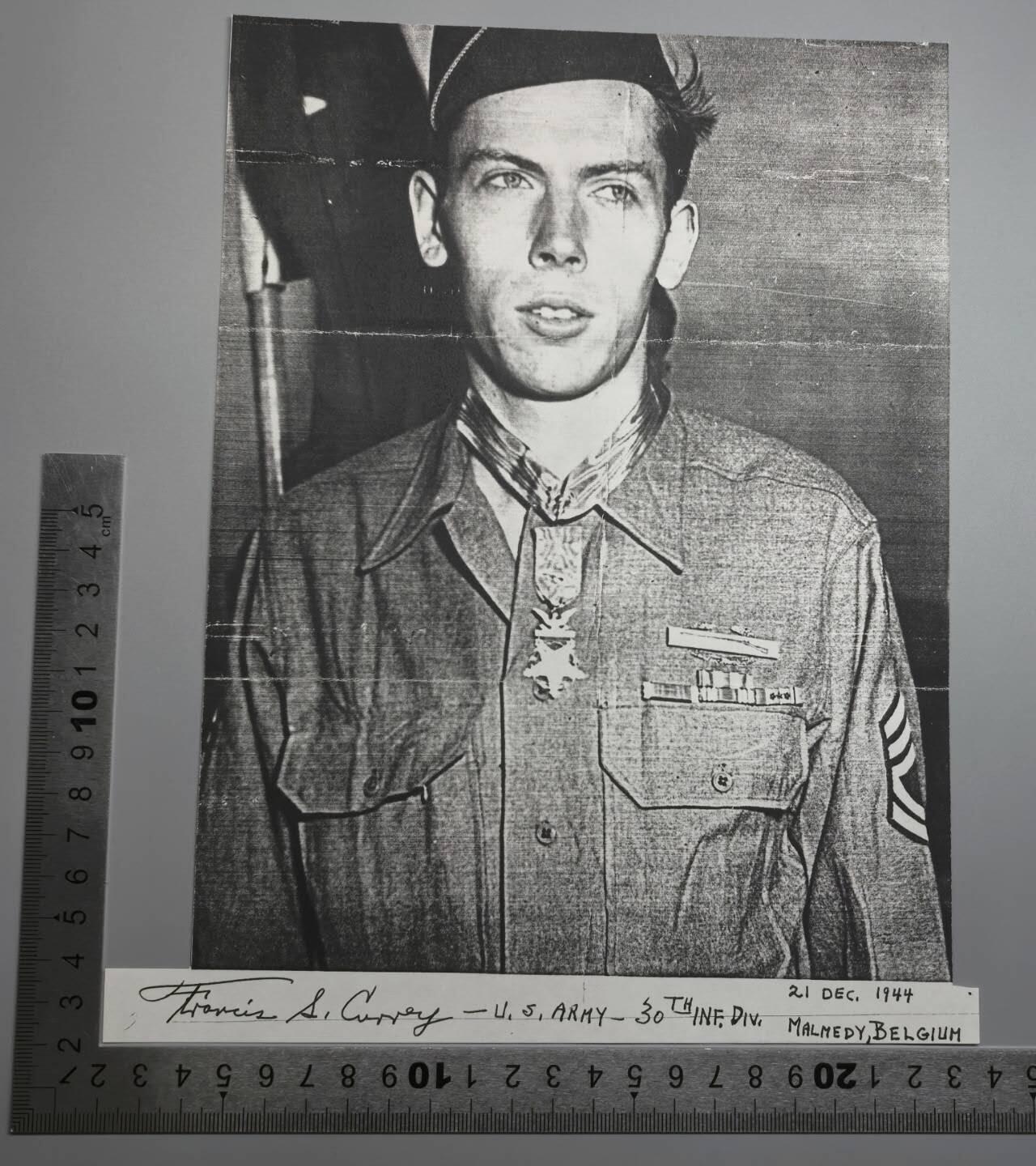 小驴勋章奖章收藏3月21日周六晚六点拍卖（珍爱和平，收藏战争，铭记历史，勿忘国耻，忠党爱国。有偿代拍，送拍规则在简介最后，参拍须阅读规则后再参拍，关系到运费包装发货时效真假辨别等关键信息，拍卖时不再发原图，看大图店主微信码在拍卖店铺介绍里） 二战美国陆军第30步兵师自动步枪手（勃朗宁轻机枪），参与突出部战役作战，巴祖卡打坦克，荣誉勋章获得者弗朗西斯·谢尔曼·柯里中士战后签名照A4裁切，送一段40分钟老先生的采访视频中标后加我微信找我传，美军二战期间一共颁发472枚荣誉勋章，比骑士铁十字少很多，eBay参考价50美金不含邮，比较有趣的荣誉：纽约南伯利恒的柯里大道（Currey Ave），98年首款荣誉勋章G.I. Joe人偶以柯瑞为原型