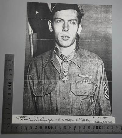 小驴勋章奖章收藏3月21日周六晚六点拍卖（珍爱和平，收藏战争，铭记历史，勿忘国耻，忠党爱国。有偿代拍，送拍规则在简介最后，参拍须阅读规则后再参拍，关系到运费包装发货时效真假辨别等关键信息，拍卖时不再发原图，看大图店主微信码在拍卖店铺介绍里） - 二战美国陆军第30步兵师自动步枪手（勃朗宁轻机枪），参与突出部战役作战，巴祖卡打坦克，荣誉勋章获得者弗朗西斯·谢尔曼·柯里中士战后签名照A4裁切，送一段40分钟老先生的采访视频中标后加我微信找我传，美军二战期间一共颁发472枚荣誉勋章，比骑士铁十字少很多，eBay参考价50美金不含邮，比较有趣的荣誉：纽约南伯利恒的柯里大道（Currey Ave），98年首款荣誉勋章G.I. Joe人偶以柯瑞为原型