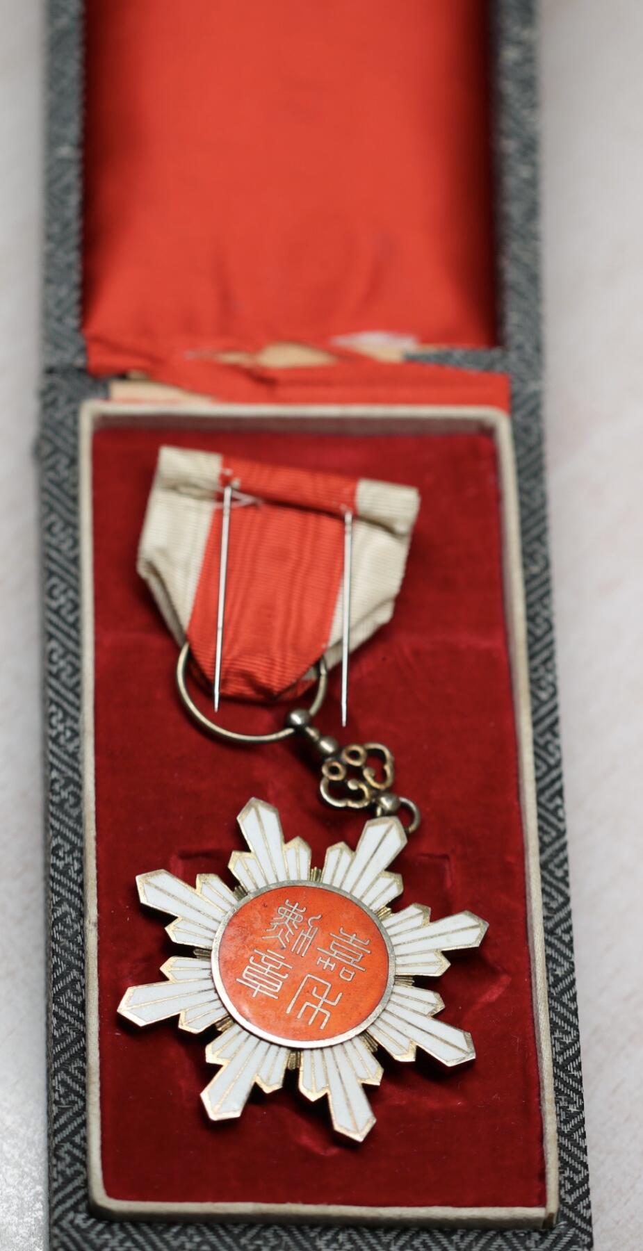 大猫徽章拍卖 第290期 北洋政府四等嘉禾勋章，珐琅花结保存很好，挂环带戳，少见插针式可能为外授，盒子为后造，鲁迅获得过这个级别的勋章