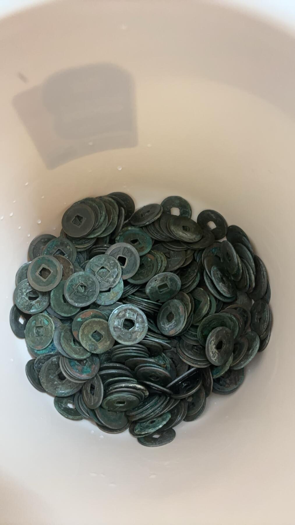 文馨钱币收藏第 297 场，银币，古钱币，铜元场，长期接代拍业务 以下到 380号都是宋筒子开出来的钱，一手货源，原汁原味。 宣和通宝折二篆书，短宝，直径 28.7×1.2mm