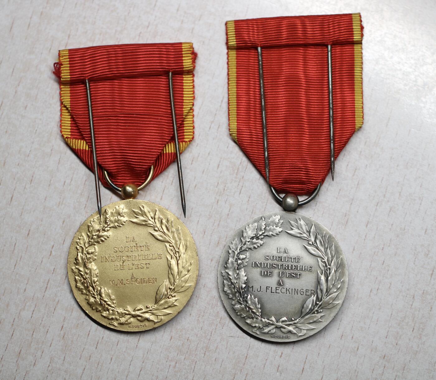 大猫徽章拍卖 第290期 法国军事工业协会奖章金银级一对，均为银制(总重约54克)，分别授予M.C.Godfroy与 M.J.Zieg ler