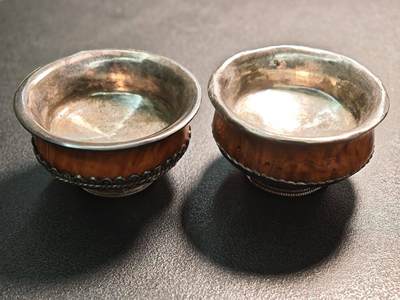 【德藏】世界币章拍卖第168期（拍品征集中~欢迎藏友联系） - 古早镶嵌银质刻花酒杯一对 直径约：50mm/每个；重约：20～21.3g