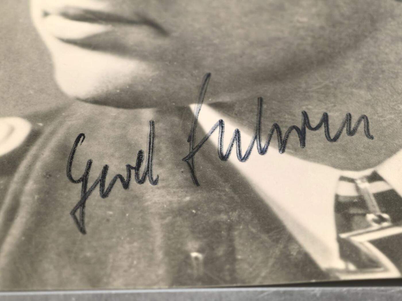 小驴勋章奖章收藏3月21日周六晚六点拍卖（珍爱和平，收藏战争，铭记历史，勿忘国耻，忠党爱国。有偿代拍，送拍规则在简介最后，参拍须阅读规则后再参拍，关系到运费包装发货时效真假辨别等关键信息，拍卖时不再发原图，看大图店主微信码在拍卖店铺介绍里） 得三海军U艇工程军官，首位仅凭技术功绩获得骑士铁十字勋章获得者格尔德·苏伦战后签名照，其弟弟是U艇指挥官双剑橡叶骑士铁十字勋章获得者莱因哈德．苏伦