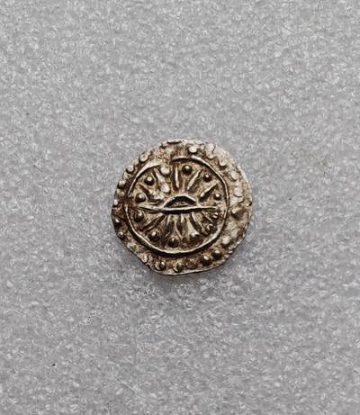 瓶子🏺第233期拍卖会 - 精品公元4–8世纪古骠国（缅甸早期城邦文明）的打制银币，是东南亚最早的铸币类型之一 旭日（Rising Sun）图案，由放射状线条与中心圆点构成，象征太阳崇拜与毗湿奴信仰；外围环绕连珠纹边框，是受中亚与印度钱币影响的典型装饰 背面中央为室利靺蹉（Srivatsa）神庙/吉祥符号，简化为三拱祭坛造型，上方带有日月符号，两侧常伴随万字符（代表毗湿奴肚脐）与双头鼓（象征湿婆），体现印度教文化在骠国