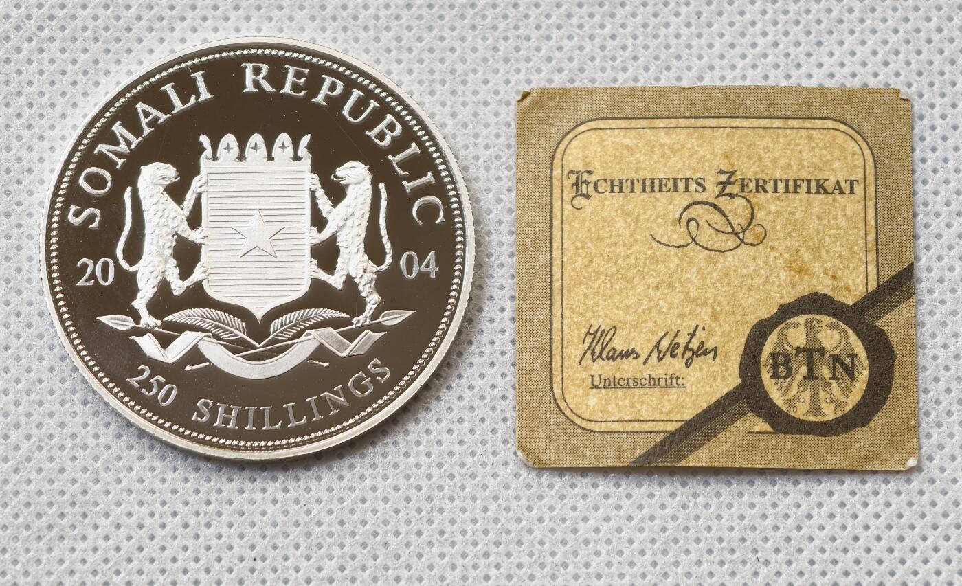 甄臻铺-世界币章拍卖（第55期），3月28日甄品场（直播拍卖）拍品征集中，送拍享返佣金等优惠多多 2004年索马里250先令银币，20克925银，带证书