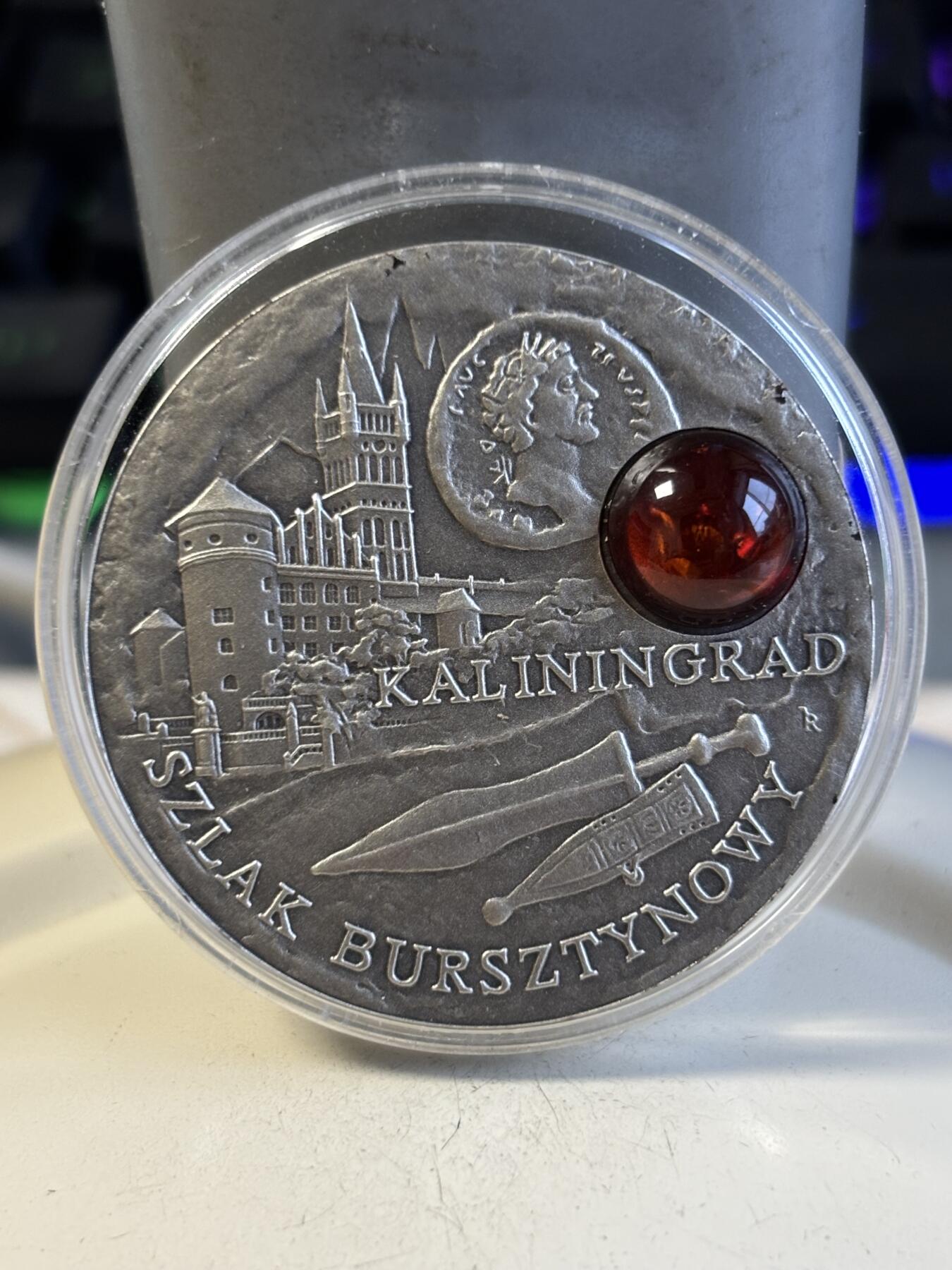 第194期拍卖 纽埃2008年琥珀之路系列首枚格但斯克镶嵌天然琥珀银币.925银，28.28克