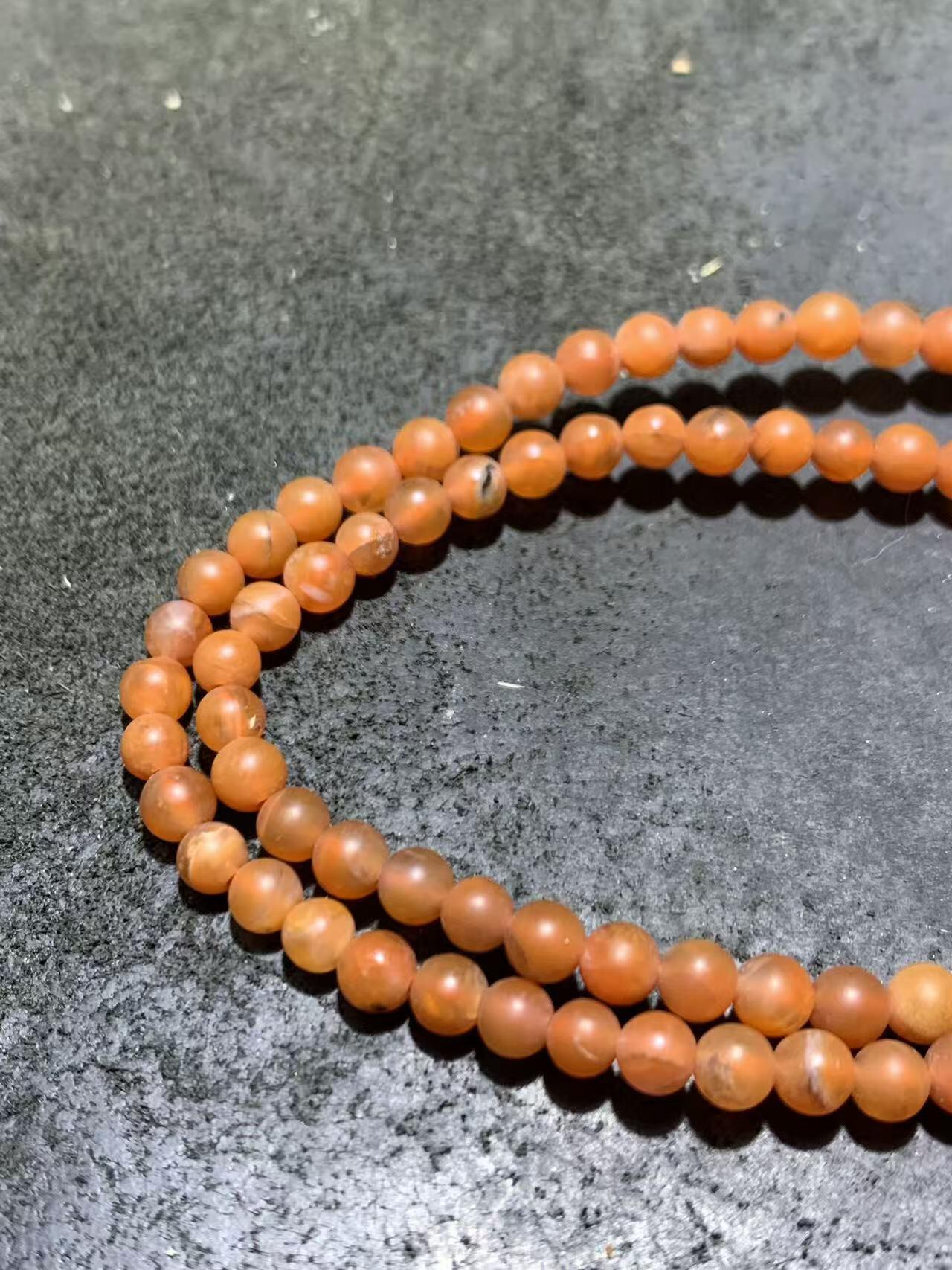 保山南红亚光多圈手串一条，