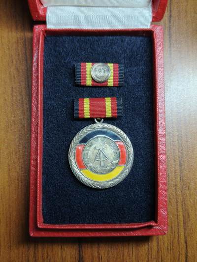 蜀地medal徽章收藏 春季精品拍场 - 德意志民主共和国国家荣誉勋章 早期珐琅材质带盒版本