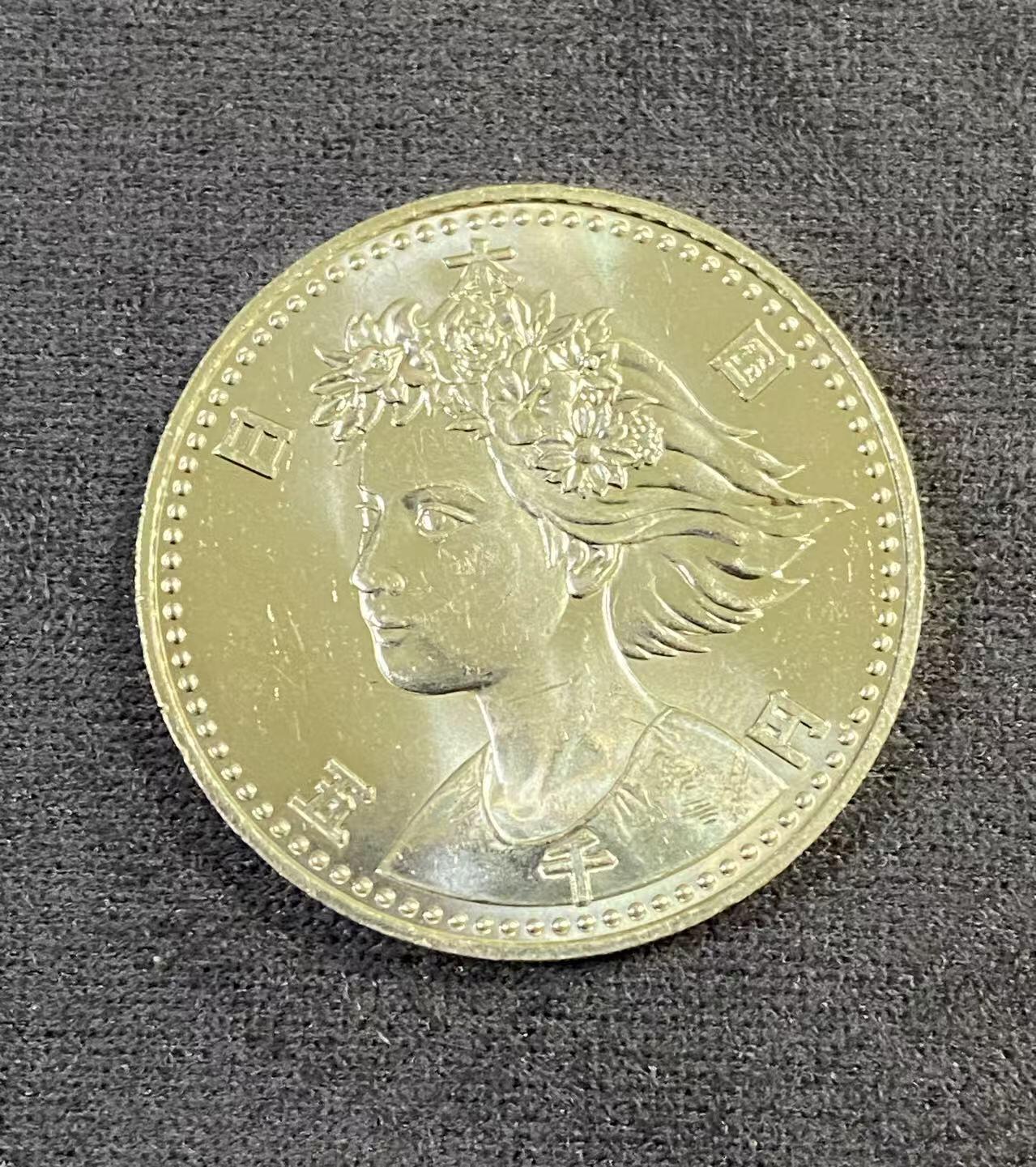 日日生财—方圆世界（全场包邮） 日本大阪世博会（戴着花冠的少女）5000日元纪念银币-平成2年 1990年 925银 15克 直径30mm