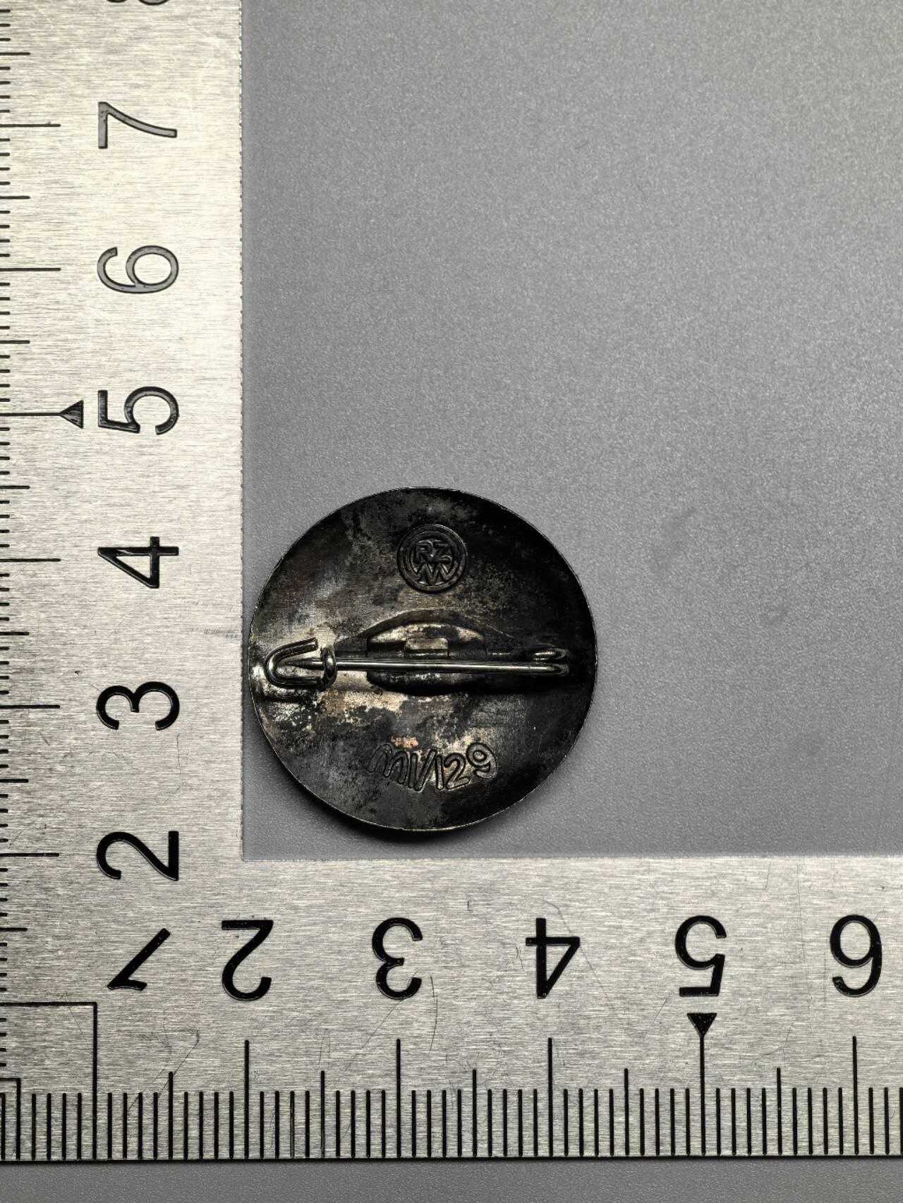 小驴勋章奖章收藏3月21日周六晚六点拍卖（珍爱和平，收藏战争，铭记历史，勿忘国耻，忠党爱国。有偿代拍，送拍规则在简介最后，参拍须阅读规则后再参拍，关系到运费包装发货时效真假辨别等关键信息，拍卖时不再发原图，看大图店主微信码在拍卖店铺介绍里） 现代工艺品NSDAP党徽 非原品