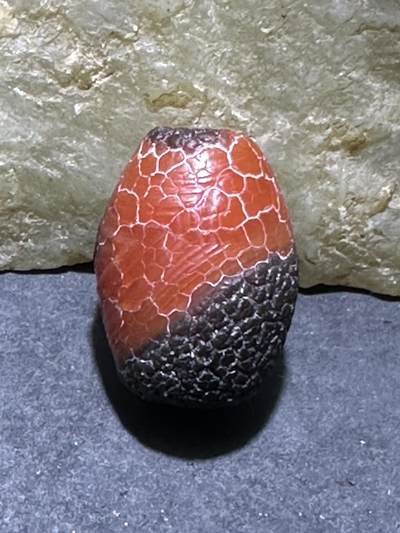 高玉化龙鳞风化纹缠丝玛瑙随形桶珠一颗， - 高玉化龙鳞风化纹缠丝玛瑙随形桶珠一颗，