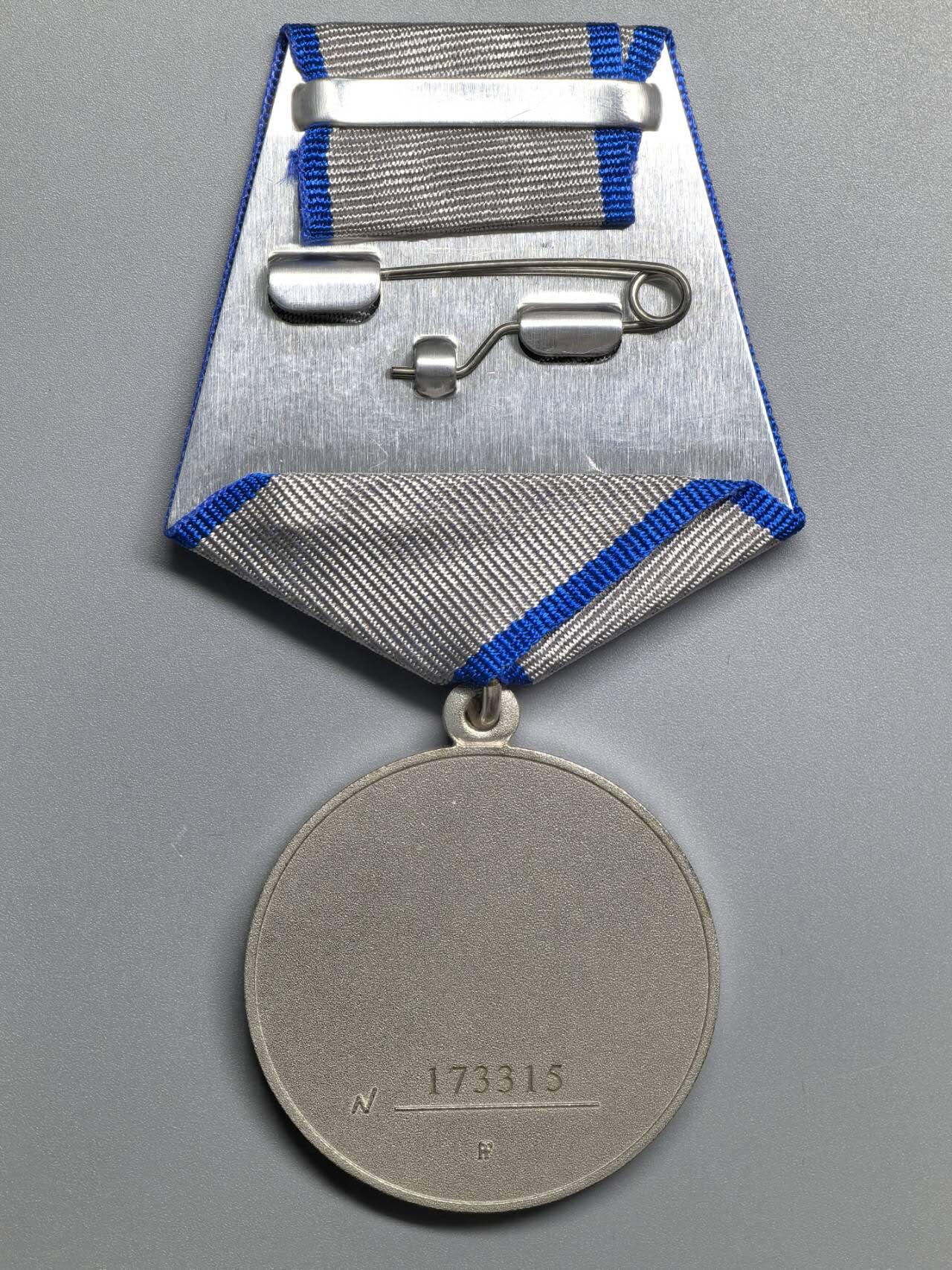 小驴勋章奖章收藏3月21日周六晚六点拍卖（珍爱和平，收藏战争，铭记历史，勿忘国耻，忠党爱国。有偿代拍，送拍规则在简介最后，参拍须阅读规则后再参拍，关系到运费包装发货时效真假辨别等关键信息，拍卖时不再发原图，看大图店主微信码在拍卖店铺介绍里） 俄罗斯2023年勇敢奖章，银质冷珐琅，证章对号