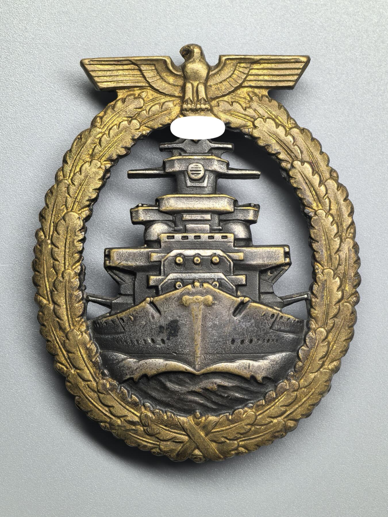 小驴勋章奖章收藏3月21日周六晚六点拍卖（珍爱和平，收藏战争，铭记历史，勿忘国耻，忠党爱国。有偿代拍，送拍规则在简介最后，参拍须阅读规则后再参拍，关系到运费包装发货时效真假辨别等关键信息，拍卖时不再发原图，看大图店主微信码在拍卖店铺介绍里） 得三海军公海舰队奖章，早期tombak铜质镀银镀金，标准施未林Adolf Bock/Schwerin第1版，背打Fec.Adolf Bock/Ausf.Schwerin.Berlin厂标，轻微佩戴好品