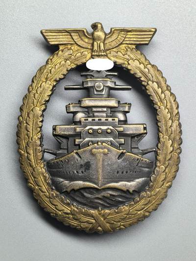 小驴勋章奖章收藏3月21日周六晚六点拍卖（珍爱和平，收藏战争，铭记历史，勿忘国耻，忠党爱国。有偿代拍，送拍规则在简介最后，参拍须阅读规则后再参拍，关系到运费包装发货时效真假辨别等关键信息，拍卖时不再发原图，看大图店主微信码在拍卖店铺介绍里） - 得三海军公海舰队奖章，早期tombak铜质镀银镀金，标准施未林Adolf Bock/Schwerin第1版，背打Fec.Adolf Bock/Ausf.Schwerin.Berlin厂标，轻微佩戴好品