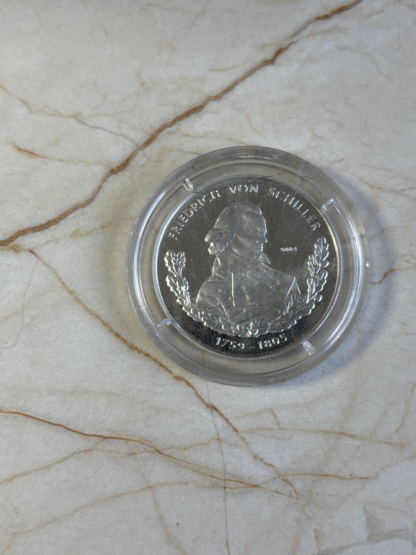 第194期拍卖 多哥2004年历史人物弗里德里希·冯·精制纪念银币，999银，15克，发行5000枚，塑料盒有裂痕，币有白斑，