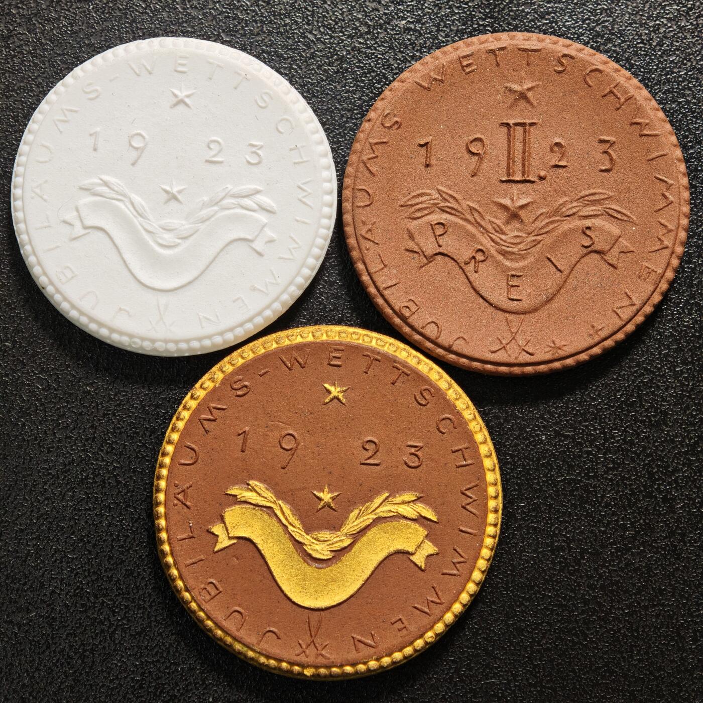 【德藏】世界币章拍卖第168期（拍品征集中~欢迎藏友联系） 3枚一组 1923年 德国紧急时期莱比锡海王星游泳俱乐部代用币迈森陶瓷纪念章 直径约：32.9mm～35.2mm；重约：6.4g～8g