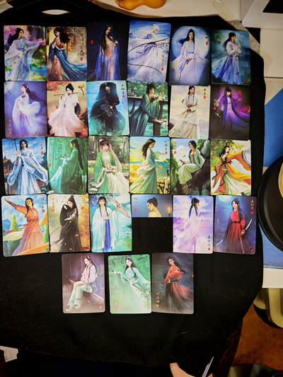 琦卡当当铺～第36期★★新年快乐~各种类型亲签A4都有~支持寄存★★~【9点40结束】扫码加群抽[包邮券]~ - 武侠女卡27张一套 正面中景精扣彩闪 背面远景普卡 