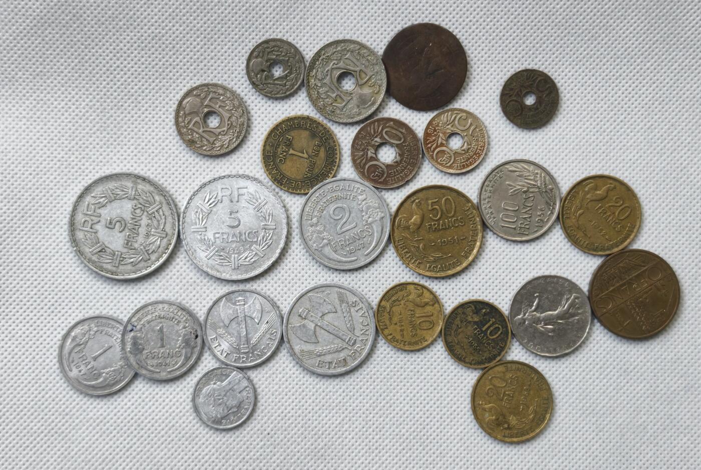 甄臻铺-世界币章拍卖（第55期），3月28日甄品场（直播拍卖）拍品征集中，送拍享返佣金等优惠多多 法国各时期硬币24枚