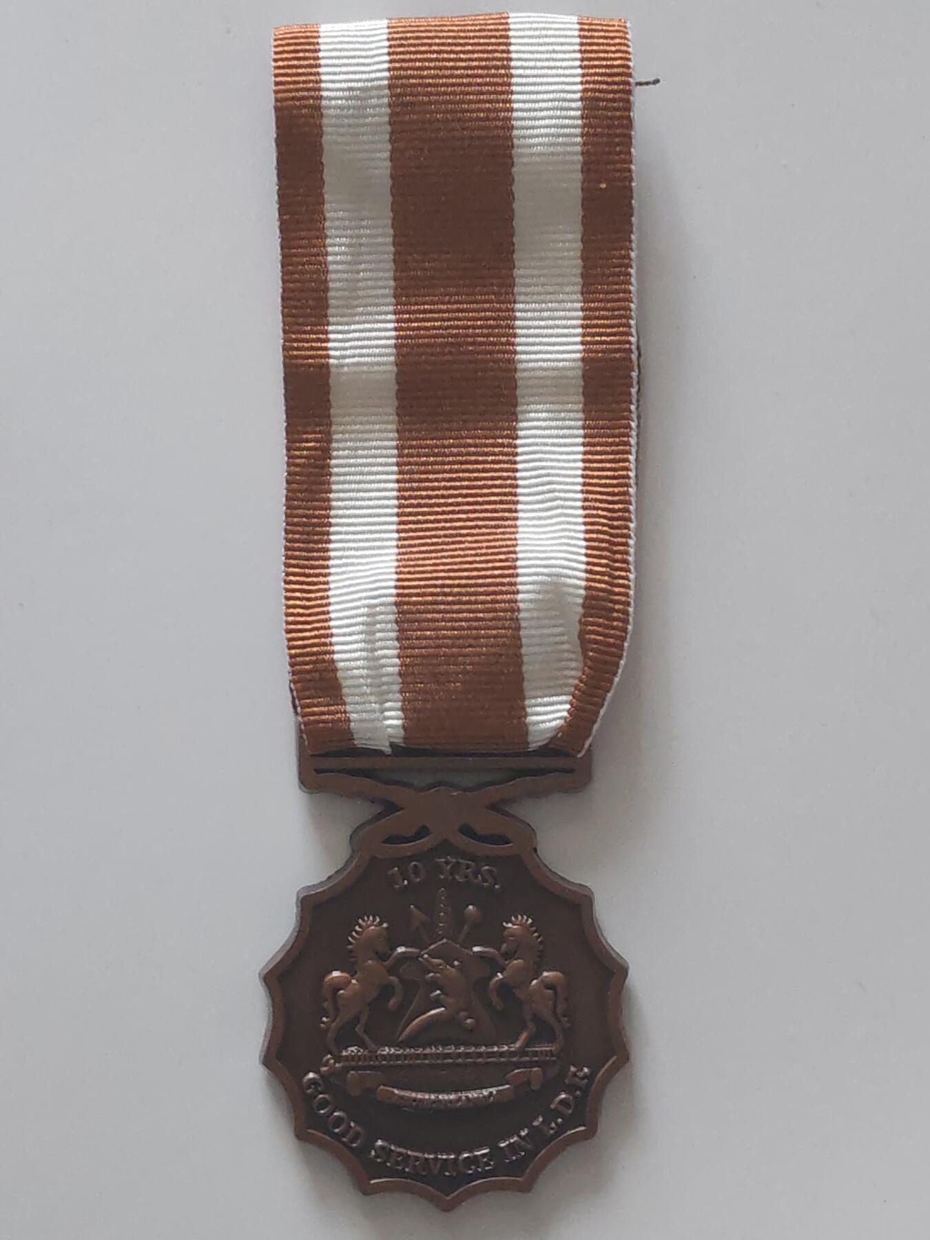 韵星假日军品类拍卖第47期 -- Rimey Holidays Militaria Auction 47 莱索托王国铜级军事服役奖章   授予为莱索托王国服役满10年且无过错的军人，作为一个国中之国，莱索托王国人口仅仅230万，军队更是少的可怜仅仅只有三千人这还是陆海空三军