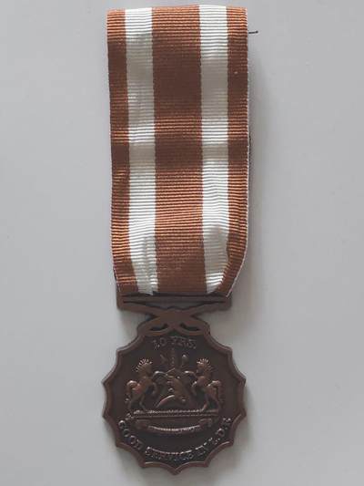 韵星假日军品类拍卖第47期 -- Rimey Holidays Militaria Auction 47 - 莱索托王国铜级军事服役奖章   授予为莱索托王国服役满10年且无过错的军人，作为一个国中之国，莱索托王国人口仅仅230万，军队更是少的可怜仅仅只有三千人这还是陆海空三军