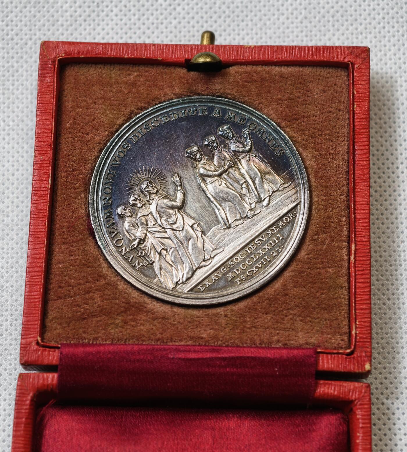 甄臻铺-世界币章拍卖（第55期），3月28日甄品场（直播拍卖）拍品征集中，送拍享返佣金等优惠多多 1783年教皇国为纪念教皇克雷芒十四世废除耶稣会银质纪念章 21.9克 44.3mm 带盒