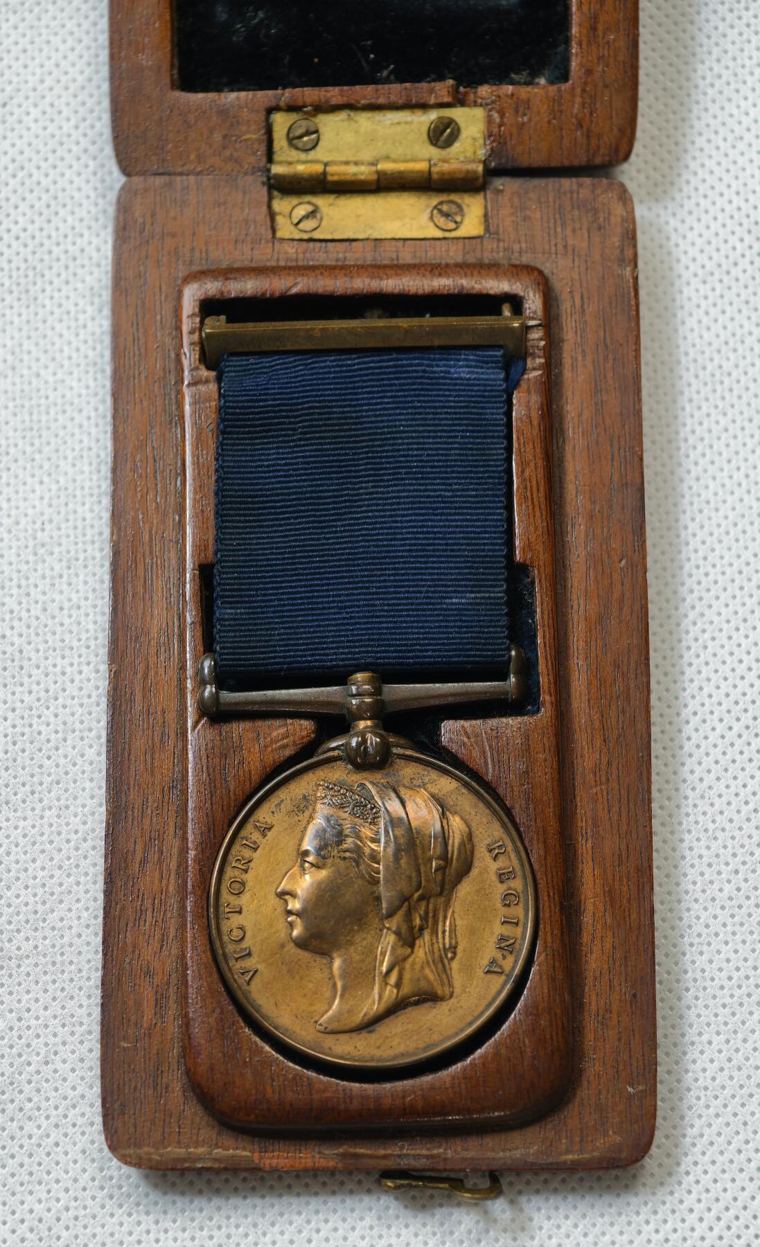 甄臻铺-世界币章拍卖（第55期），3月28日甄品场（直播拍卖）拍品征集中，送拍享返佣金等优惠多多 1887年伦敦警察维多利亚女王登基50周年铜质奖章原盒边带铭文五彩深打加厚高浮雕（北京保利拍卖拍得）