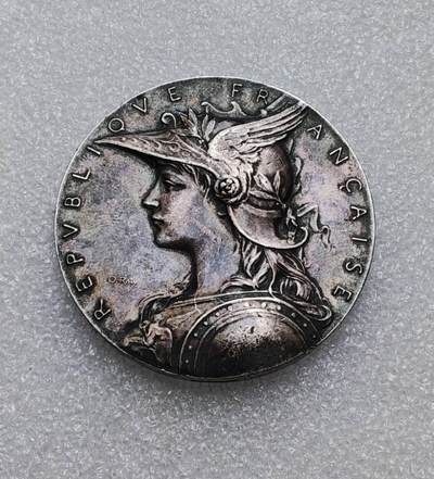 瓶子🏺第233期拍卖会 - 法国新艺术章牌大师 奥斯卡·罗蒂（Oscar Roty, 1846–1911） 设计的法国内政部监狱管理局感谢镀银铜章，是19世纪末至20世纪初法国官方表彰类章牌的经典作品  61.92克  52mm