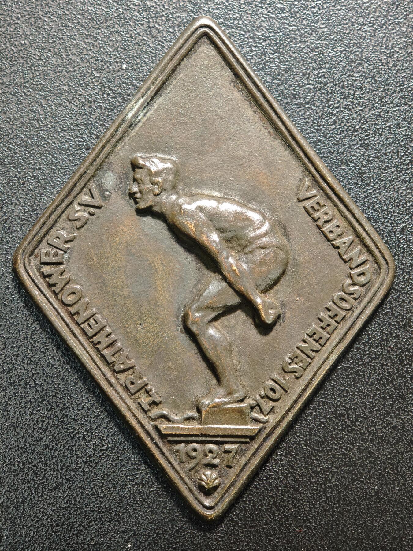 【德藏】世界币章拍卖第168期（拍品征集中~欢迎藏友联系） 1926-27年 德国魏玛共和国时期德国游泳赛事菱形纪念徽章 带盒 直径约：57.6mm×76.5mm/左，58.7mm×77.8mm/右；重约：43.1/左，63.1g/右