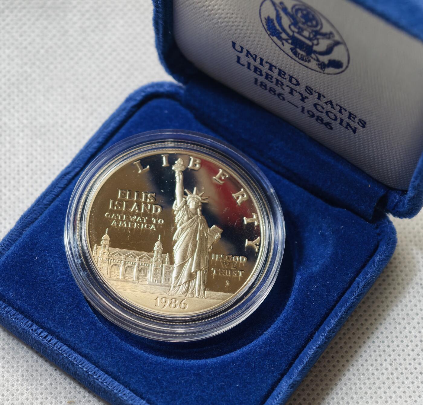 甄臻铺-世界币章拍卖（第55期），3月28日甄品场（直播拍卖）拍品征集中，送拍享返佣金等优惠多多 美国1986年自由女神像，百年精致银币带原盒，26.7克9成银，保存完好无氧化。兼具收藏与艺术价值。