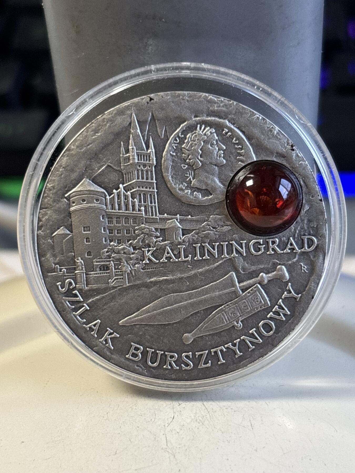 第194期拍卖 纽埃2008年琥珀之路系列首枚格但斯克镶嵌天然琥珀银币.925银，28.28克