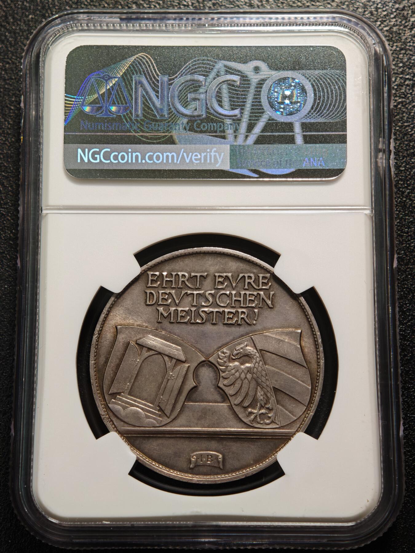 【德藏】世界币章拍卖第168期（拍品征集中~欢迎藏友联系） 928年 德国魏玛纪念画家阿尔布雷希特·丢勒逝世400周年纪念银章 NGC MS64 正面是画家丢勒长发披肩的自画像，背面是身穿长袍、左手抱圣经、右手持长剑的丢勒站立像，稀少品种，五彩包浆特别吸引人