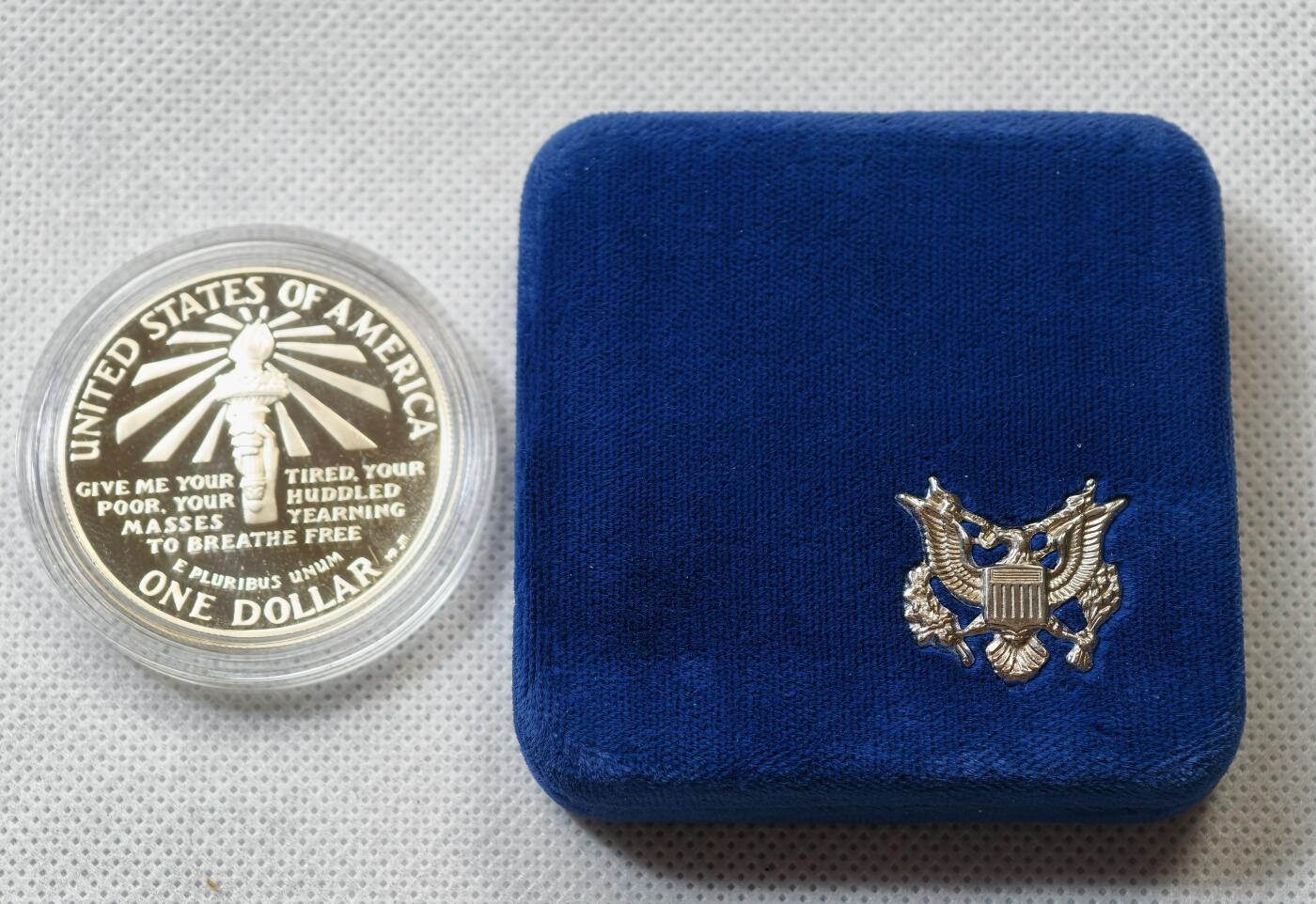 甄臻铺-世界币章拍卖（第55期），3月28日甄品场（直播拍卖）拍品征集中，送拍享返佣金等优惠多多 美国1986年自由女神像，百年精致银币带原盒，26.7克9成银，保存完好无氧化。兼具收藏与艺术价值。