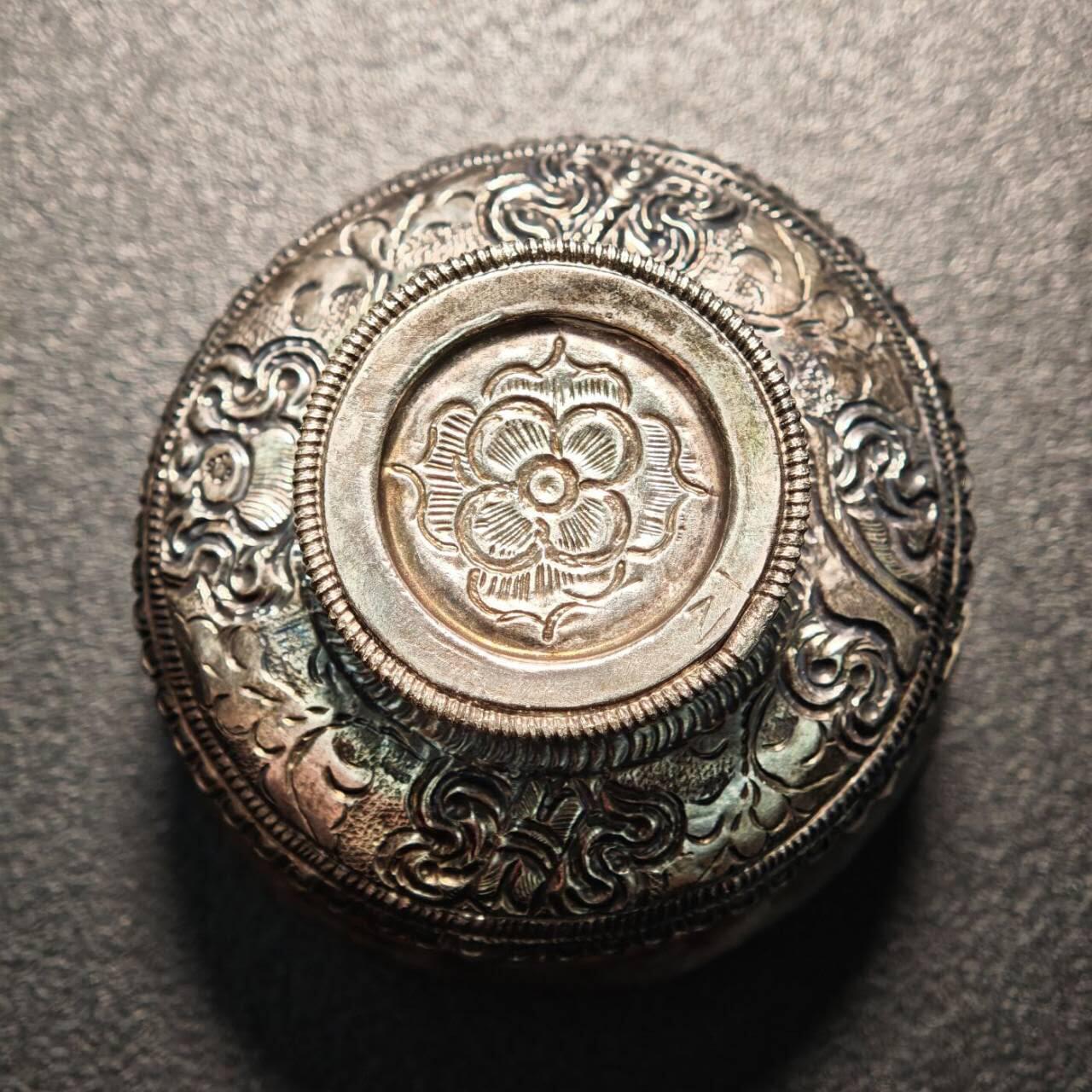 【德藏】世界币章拍卖第168期（拍品征集中~欢迎藏友联系） 古早镶嵌银质刻花酒杯一对 直径约：50mm/每个；重约：20～21.3g