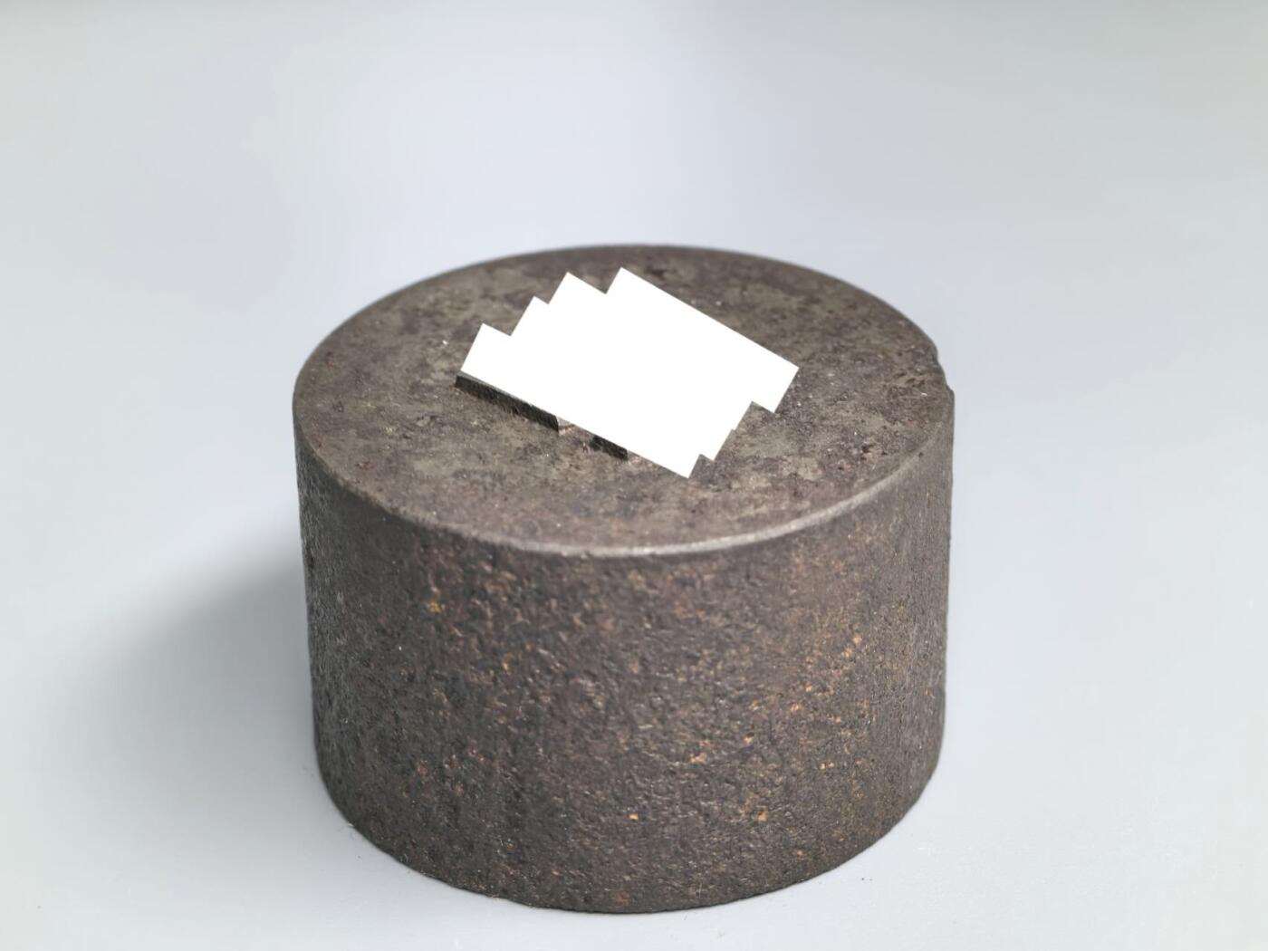 小驴勋章奖章收藏3月21日周六晚六点拍卖（珍爱和平，收藏战争，铭记历史，勿忘国耻，忠党爱国。有偿代拍，送拍规则在简介最后，参拍须阅读规则后再参拍，关系到运费包装发货时效真假辨别等关键信息，拍卖时不再发原图，看大图店主微信码在拍卖店铺介绍里） 画家喜欢的那个符号徽章的原模具，最后两图为实例，半斤重