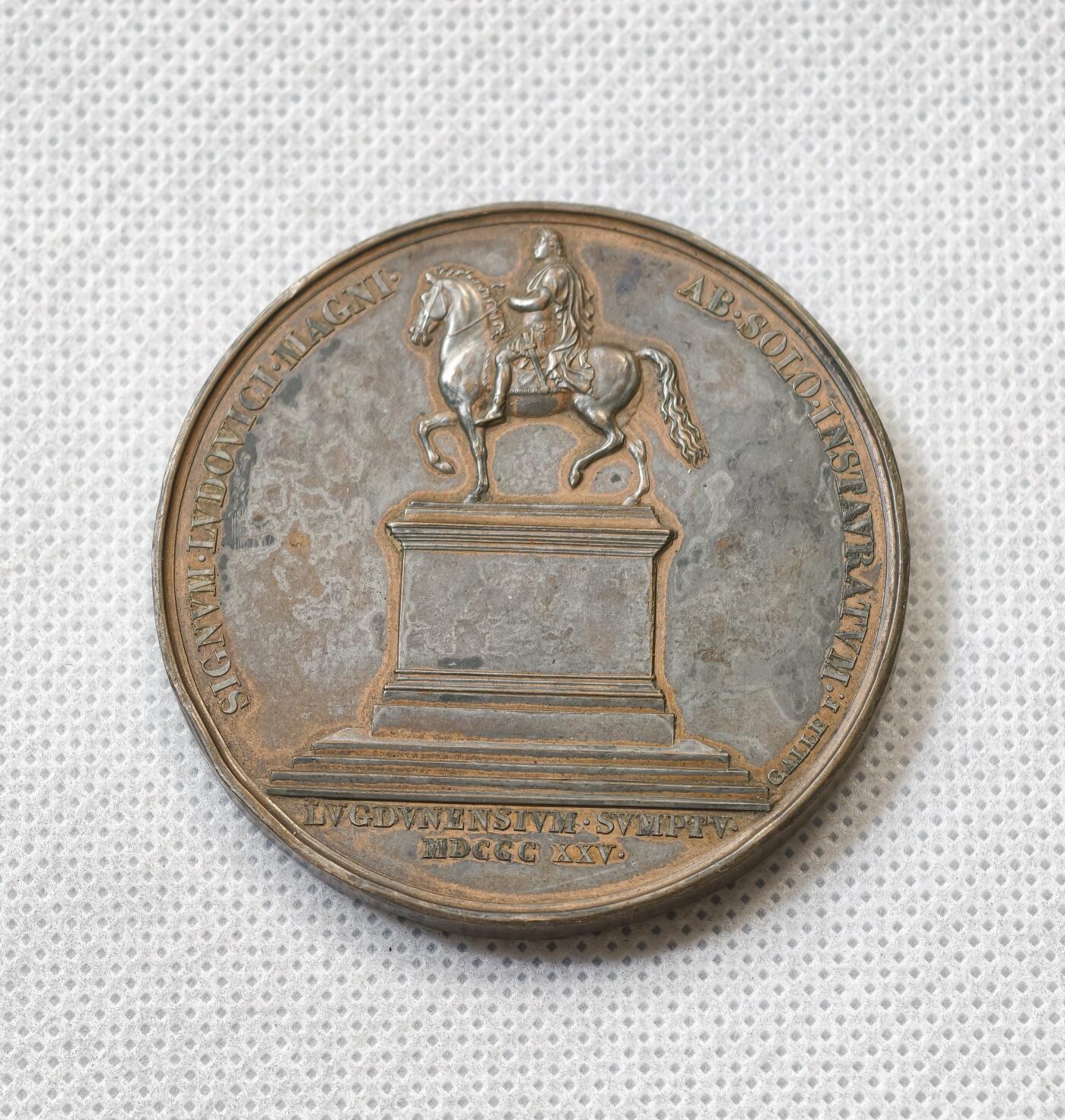 甄臻铺-世界币章拍卖（第55期），3月28日甄品场（直播拍卖）拍品征集中，送拍享返佣金等优惠多多 法国路易十四骑马雕像纪念铜章（北京保利拍卖拍得）