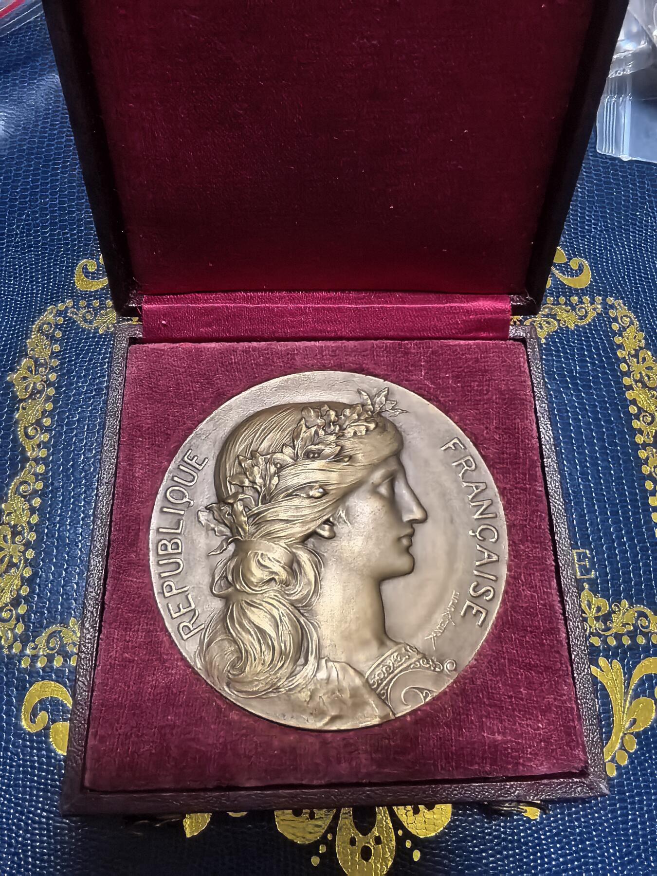 长老汇马年精选第十二场拍卖 法国共和联盟玛丽安娜大铜章，141.71克，70MM，原盒，雕刻师杜波依斯的作品