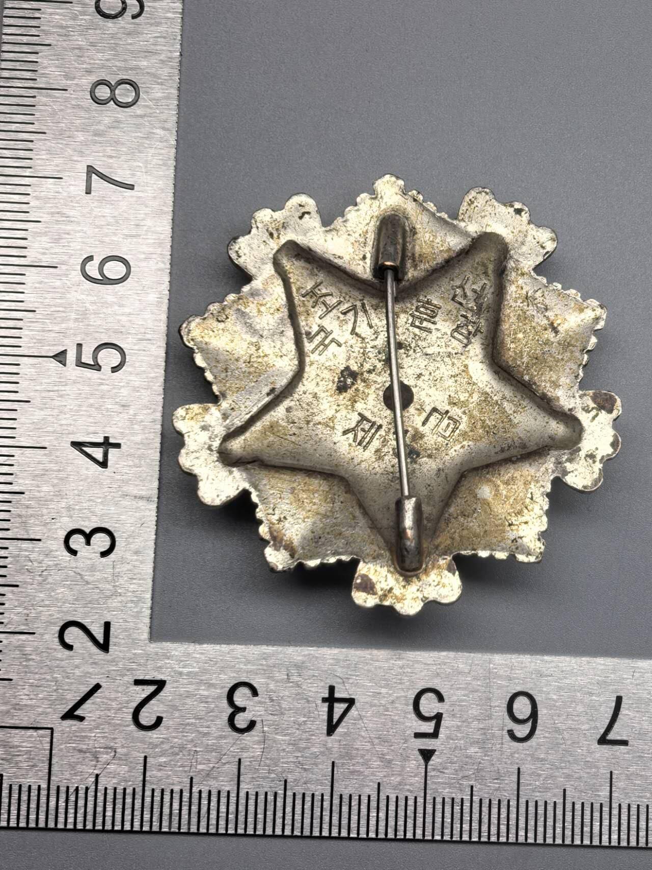 小驴勋章奖章收藏3月21日周六晚六点拍卖（珍爱和平，收藏战争，铭记历史，勿忘国耻，忠党爱国。有偿代拍，送拍规则在简介最后，参拍须阅读规则后再参拍，关系到运费包装发货时效真假辨别等关键信息，拍卖时不再发原图，看大图店主微信码在拍卖店铺介绍里） 曹县三级国旗勋章竖针版